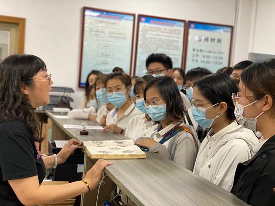 說明: 一群人在開會(huì)描述已自動(dòng)生成