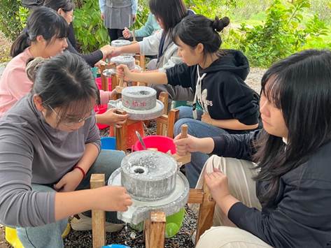 一群人正在用餐聊天 AI 生成的內(nèi)容可能不正確。