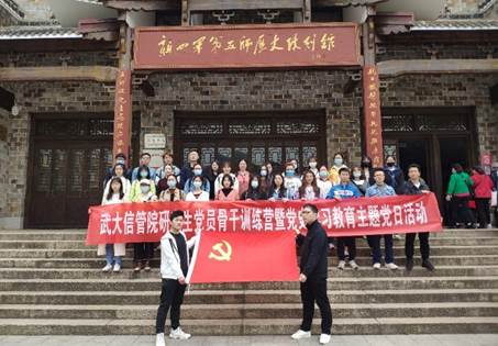 說明: 街道上有店鋪的標(biāo)志紅色背景白色的字中度可信度描述已自動(dòng)生成