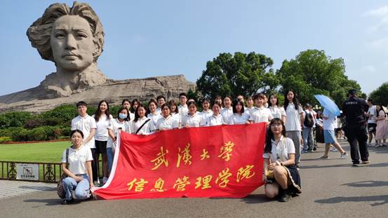 說明: 路上有許多人在放風(fēng)箏中度可信度描述已自動(dòng)生成